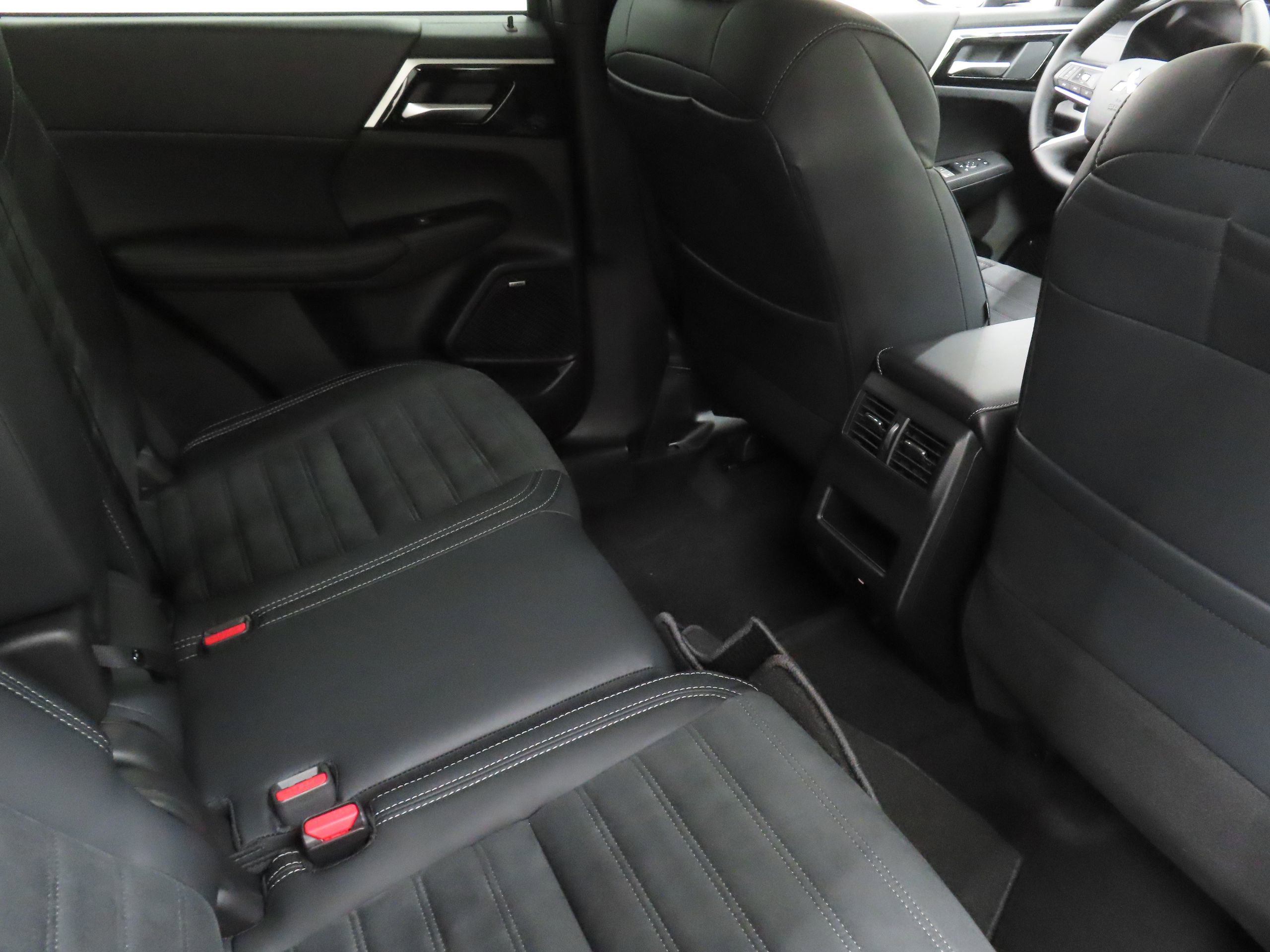 New 2026 Mitsubishi Outlander SE image 23