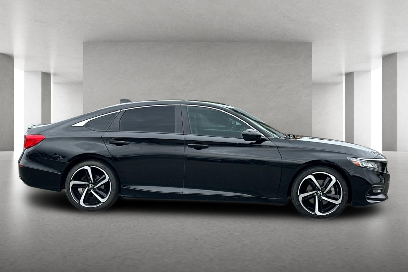 Used 2018 Honda Accord Sport image 3