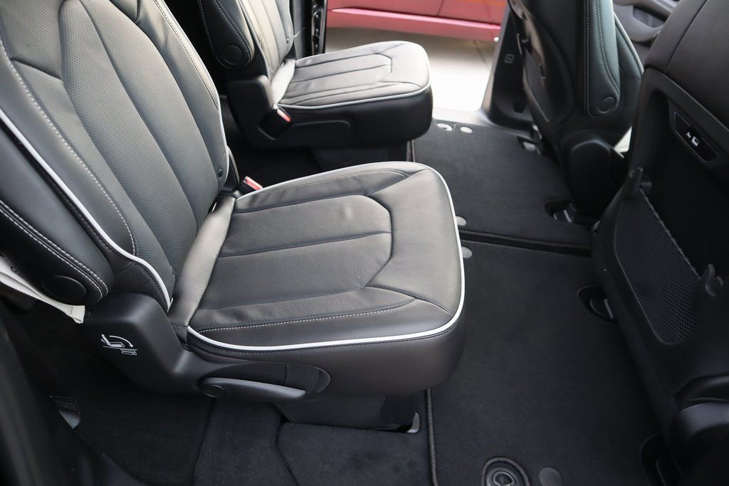 New 2026 Chrysler Pacifica Limited w/ S Appearance Package image 16