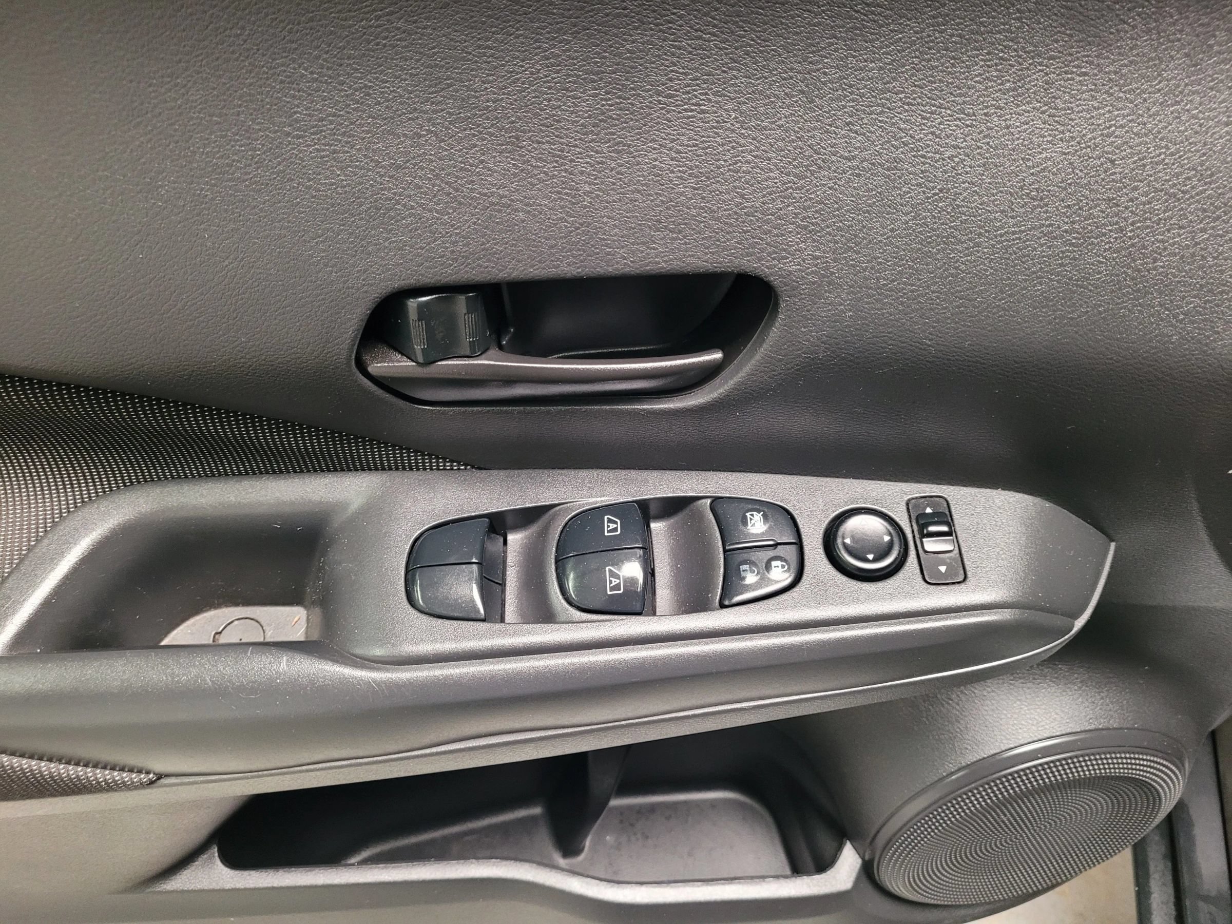 Used 2019 Nissan Kicks S FWD image 16