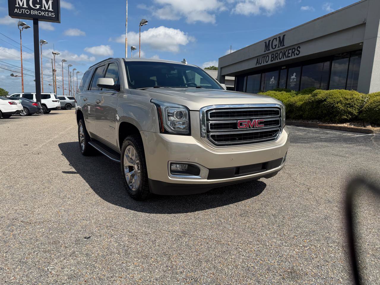 Used 2017 GMC Yukon SLE w/ SLE Value Package image 2