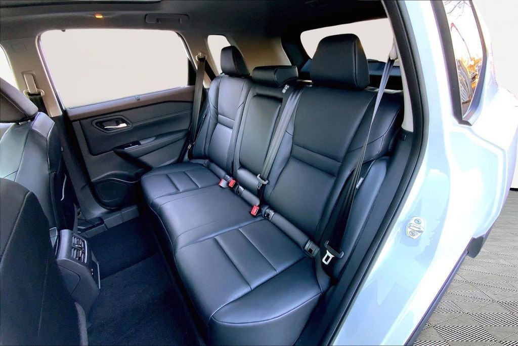 Used 2023 Nissan Rogue SV w/ SV Premium B Package image 16