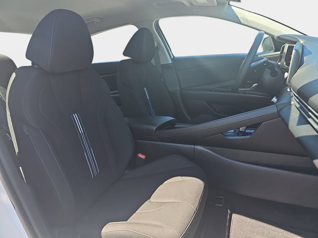 Used 2025 Hyundai Elantra Hybrid FWD image 12