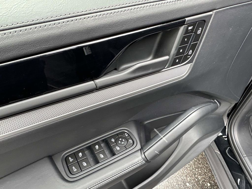 New 2026 Porsche Cayenne Coupe AWD/4WD image 18