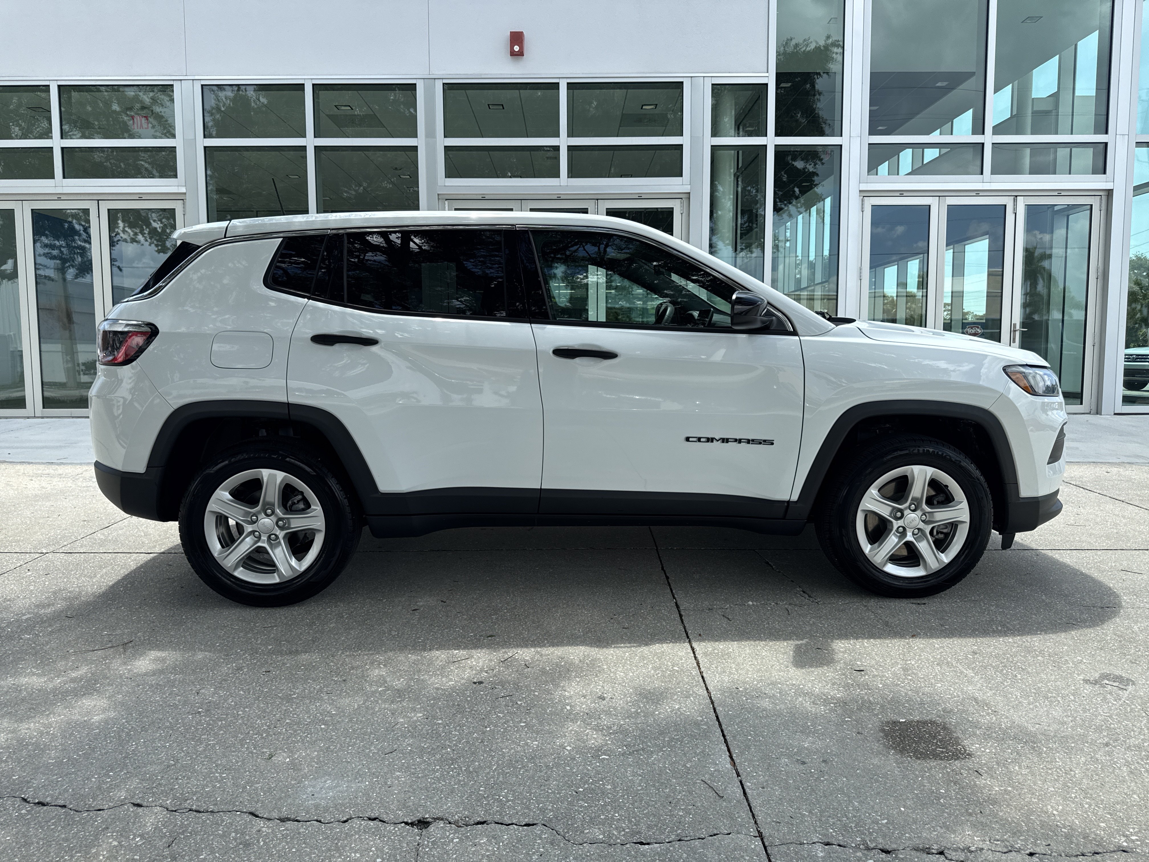 Used 2023 Jeep Compass Sport AWD/4WD image 3