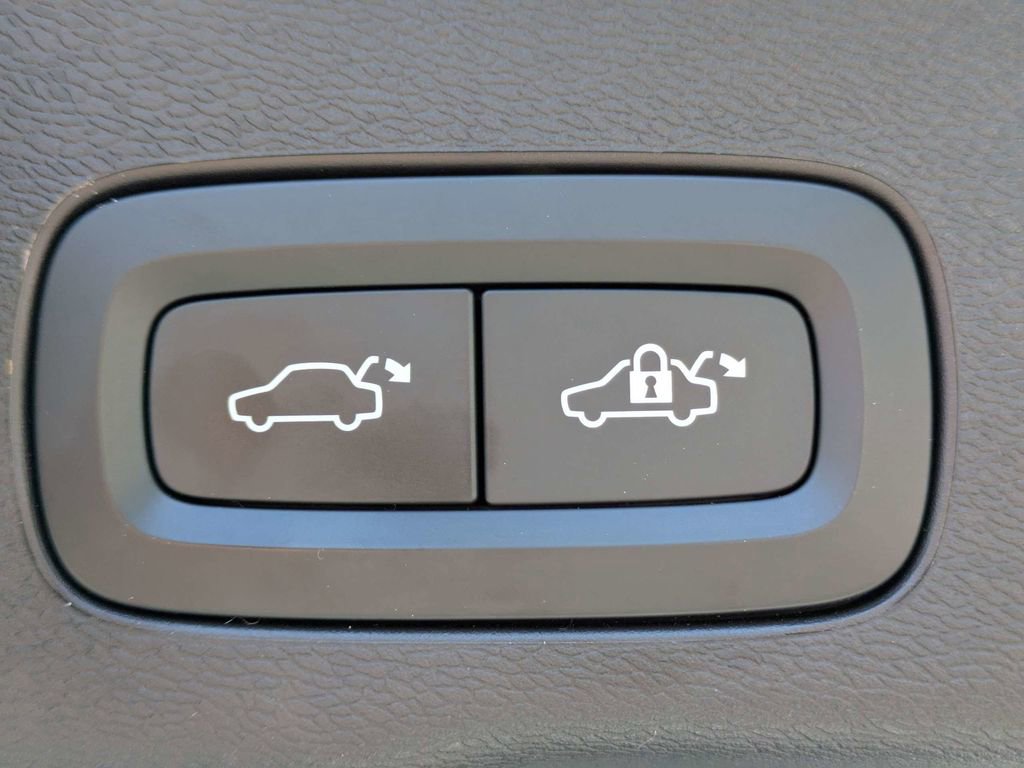 Certified 2023 Volvo XC60 B5 Ultimate w/ Protection Package Premier FWD image 13