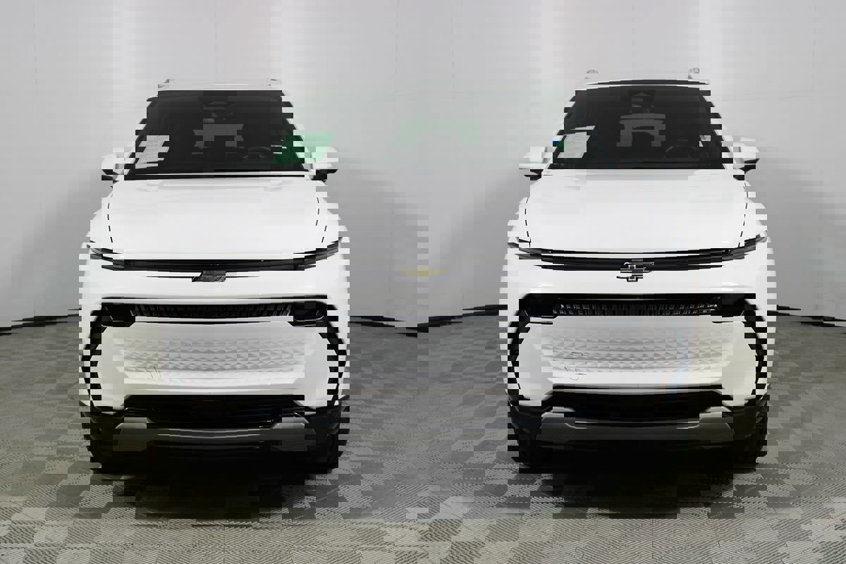 Used 2024 Chevrolet Equinox EV LT image 2