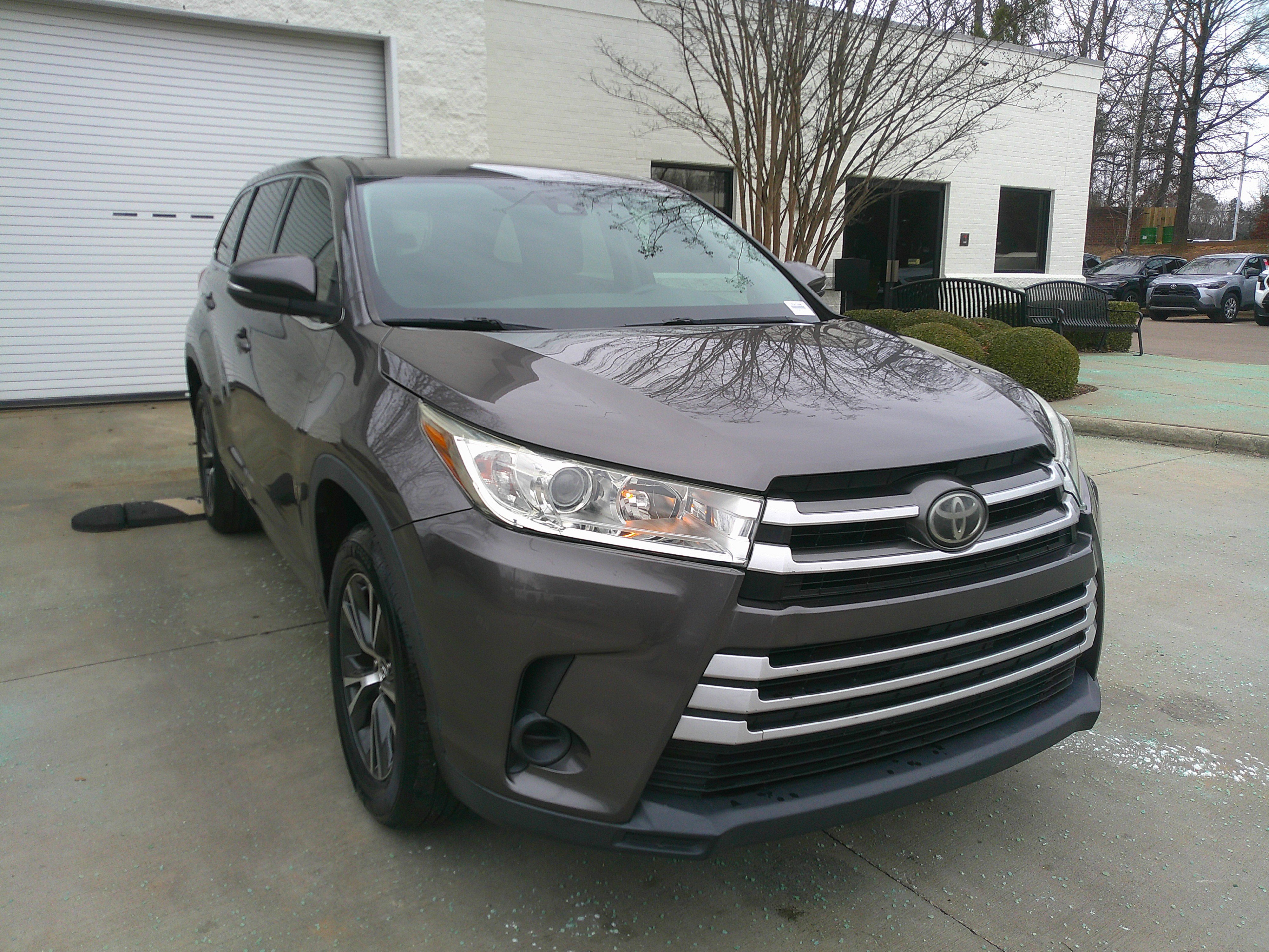 Used 2017 Toyota Highlander LE image 2