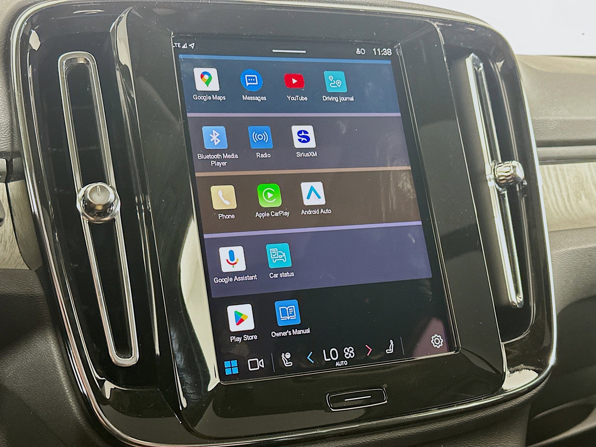 Used 2025 Volvo XC40 B5 Core image 21