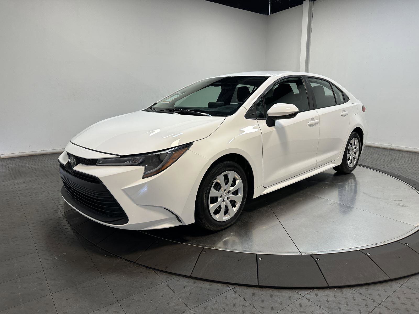 Used 2025 Toyota Corolla LE FWD image 1