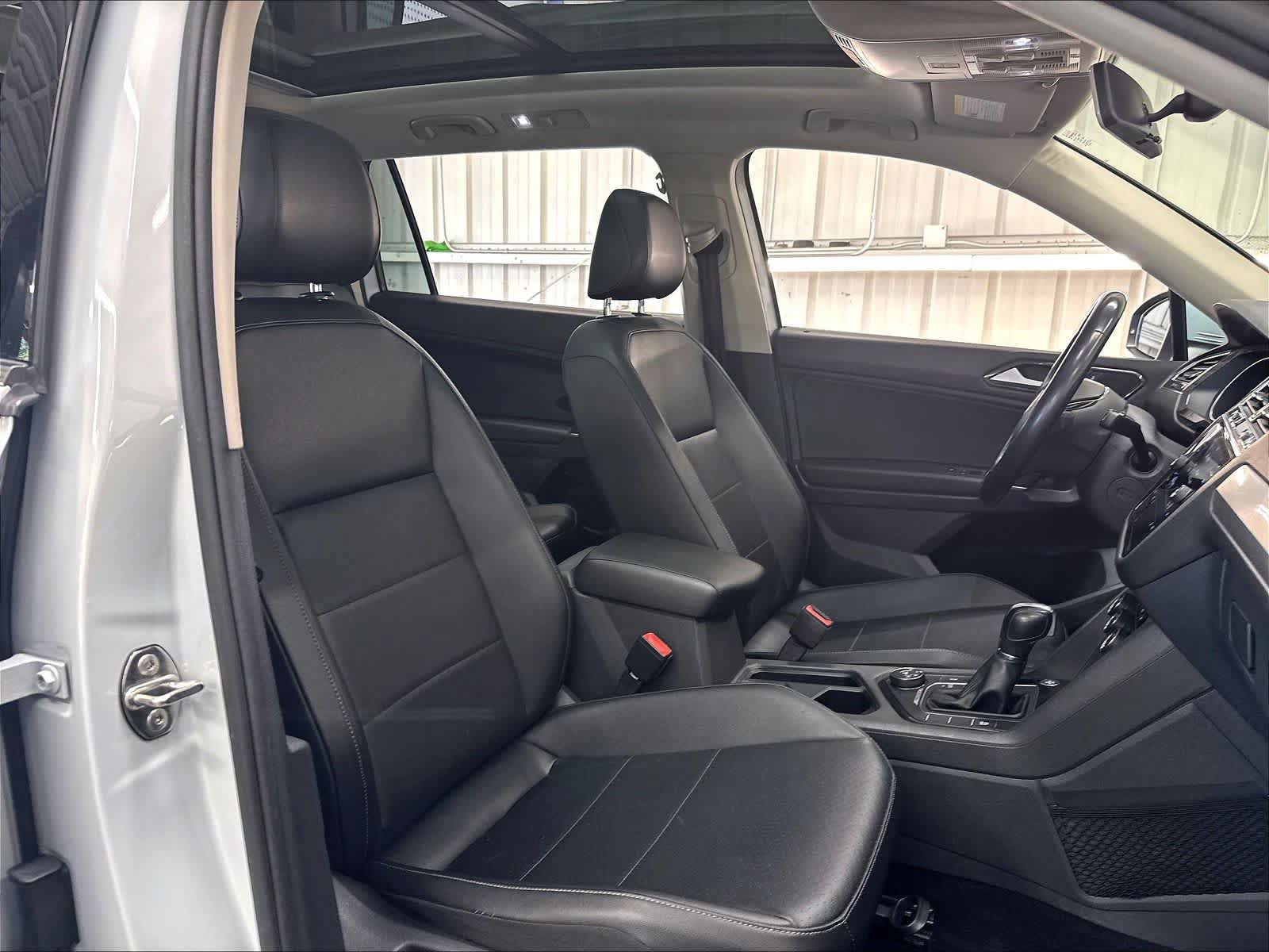 Used 2018 Volkswagen Tiguan SE AWD/4WD image 32