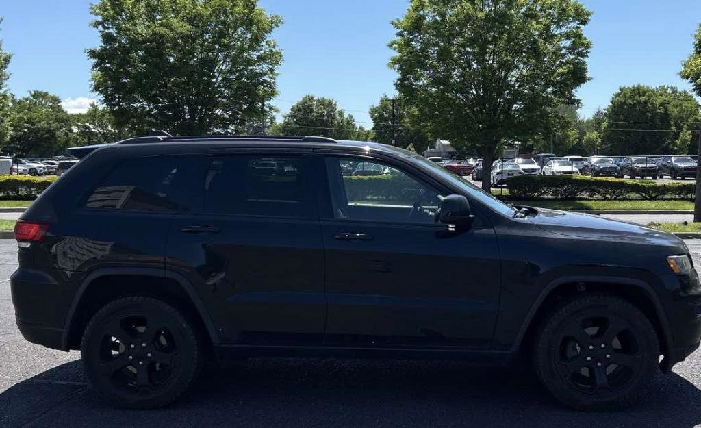 Used 2018 Jeep Grand Cherokee Laredo AWD/4WD image 2