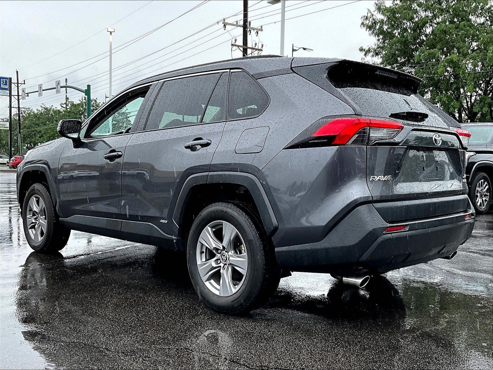 Used 2022 Toyota RAV4 XLE AWD/4WD image 4