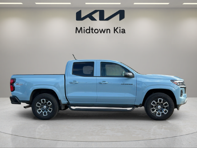 Used 2025 Chevrolet Colorado Z71 w/ Technology Package AWD/4WD image 2