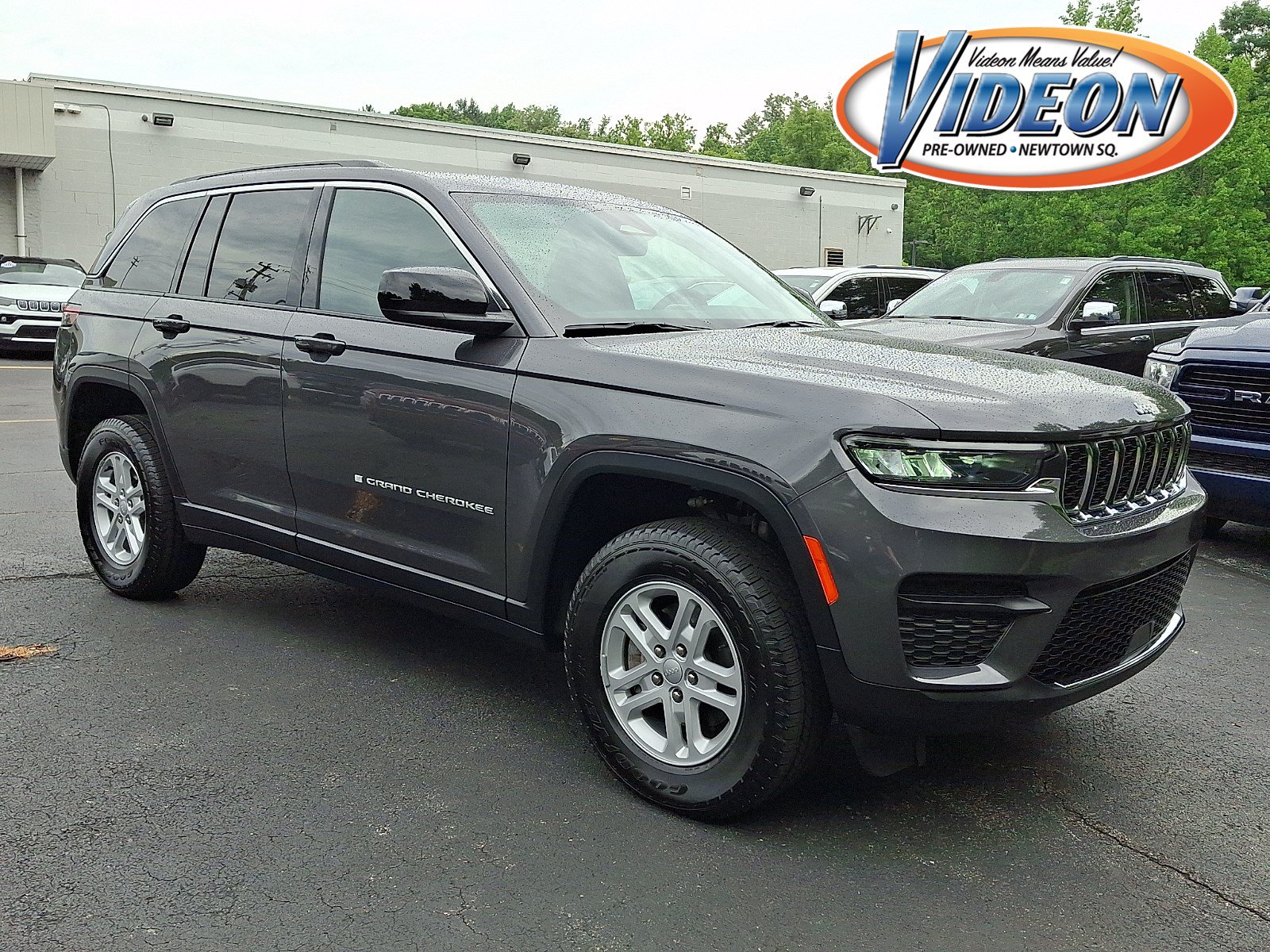 Certified 2025 Jeep Grand Cherokee Laredo w/ Luxury Tech Group I