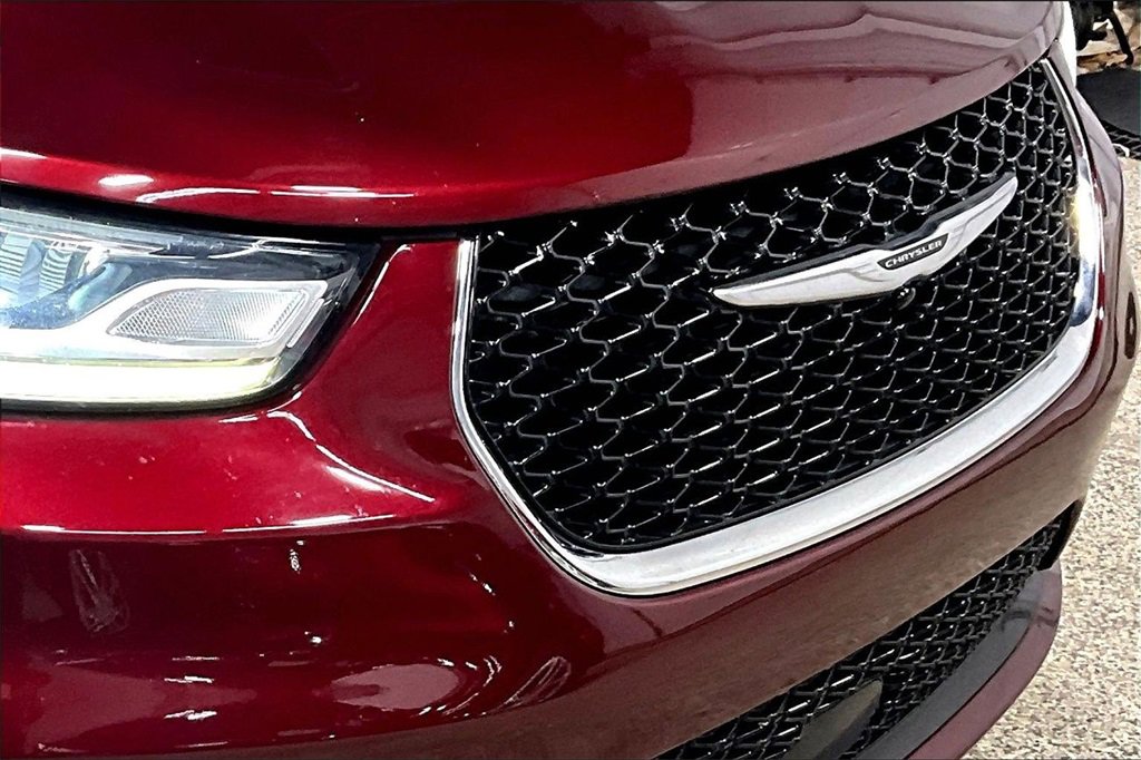 Used 2021 Chrysler Pacifica Touring image 31