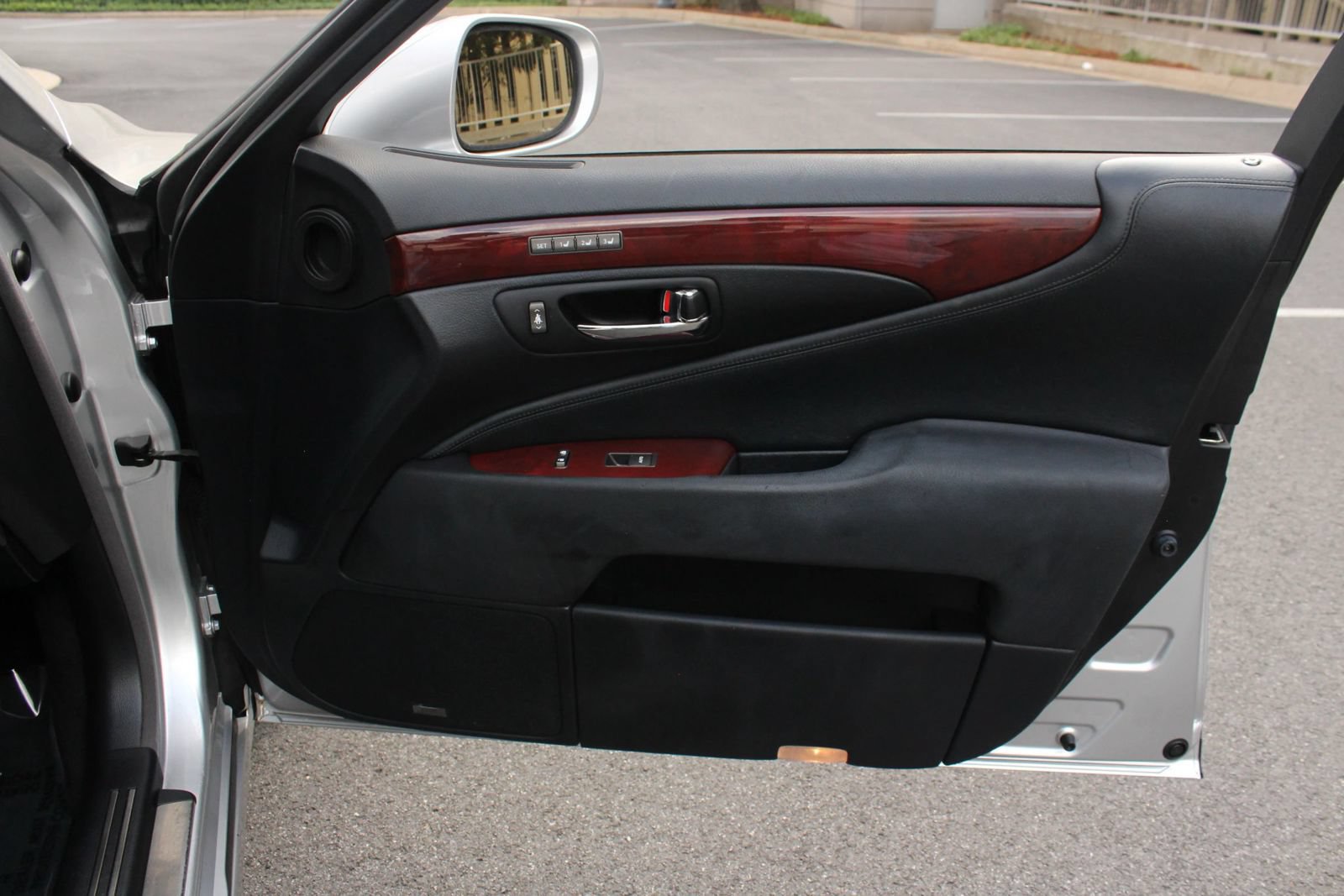 Used 2011 Lexus LS 460 L w/ Luxury Pkg RWD image 28