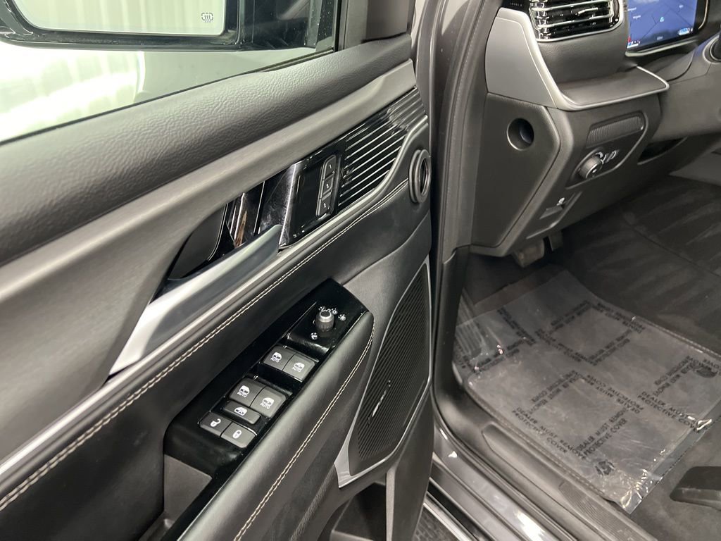 Used 2025 Jeep Wagoneer 4WD w/ Convenience Group I image 21