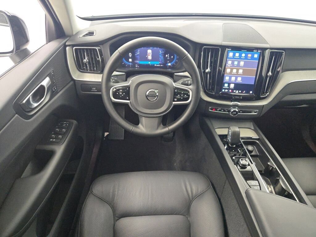 Used 2025 Volvo XC60 B5 Plus image 22