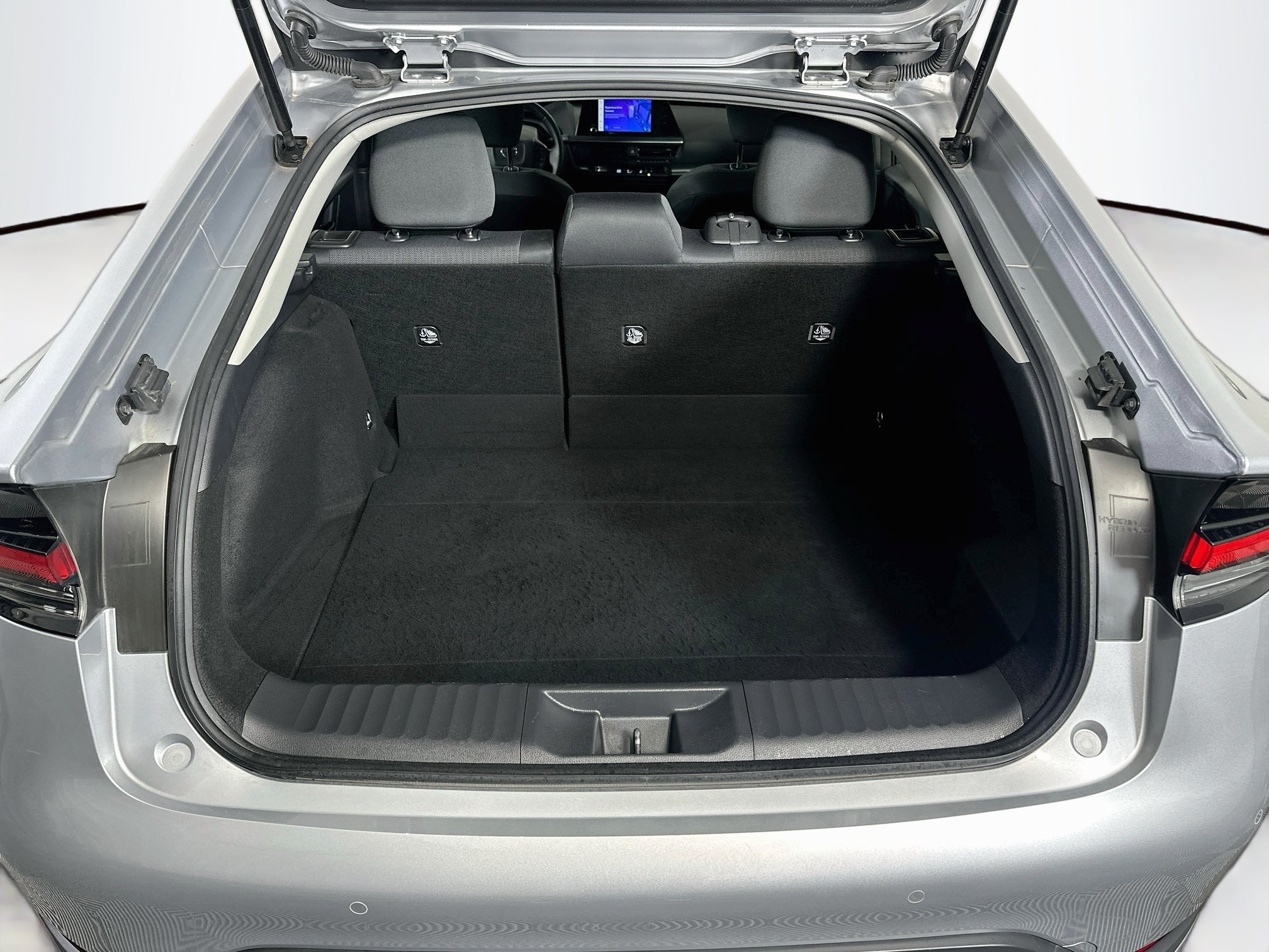 Used 2025 Toyota Prius LE FWD image 29
