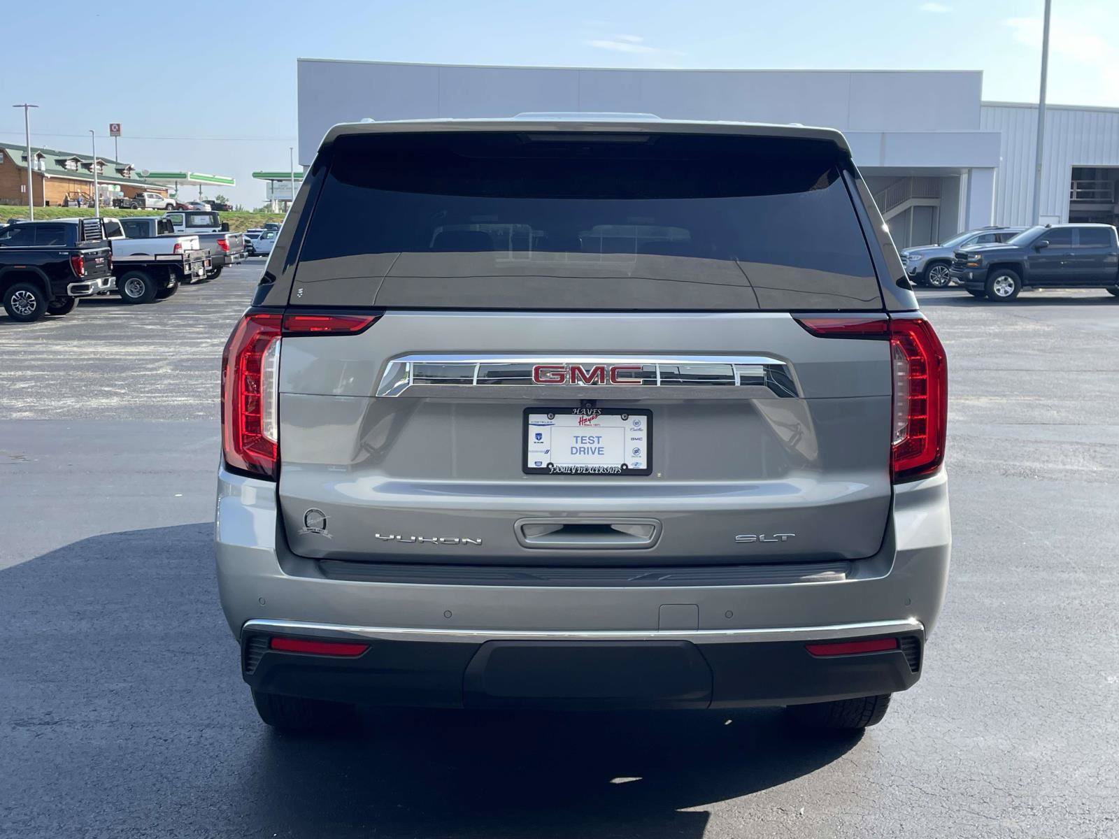 Certified 2024 GMC Yukon XL SLT w/ SLT Luxury Package AWD/4WD image 4