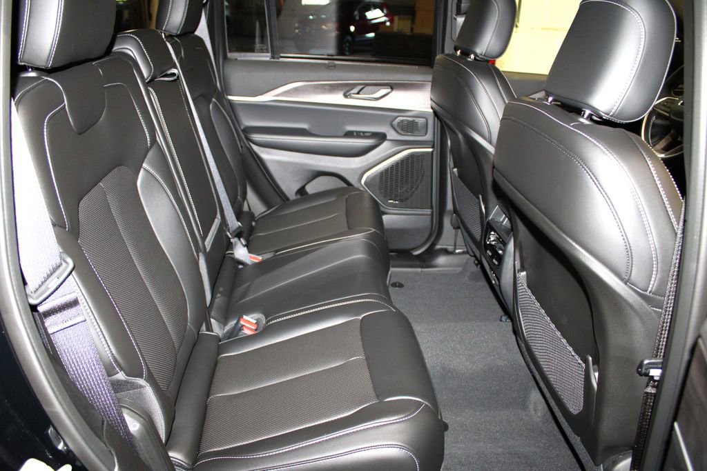 New 2025 Jeep Grand Cherokee Limited w/ Luxury Tech Group II image 32