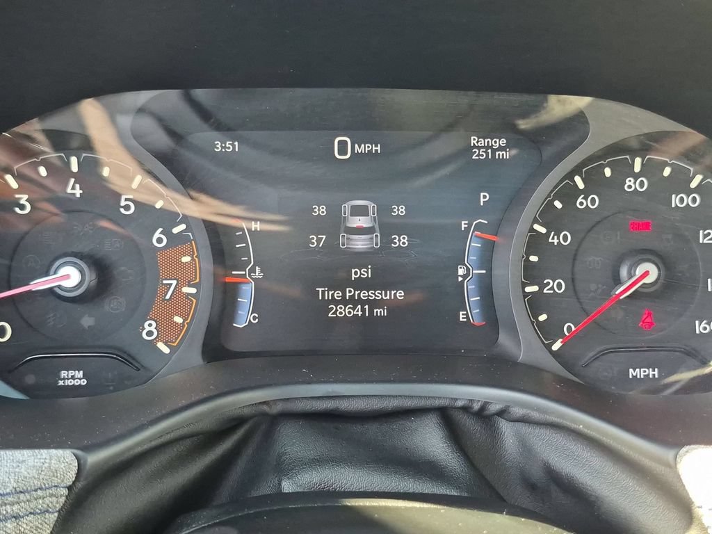 Used 2025 Jeep Compass Latitude w/ Sun & Sound Group AWD/4WD image 16