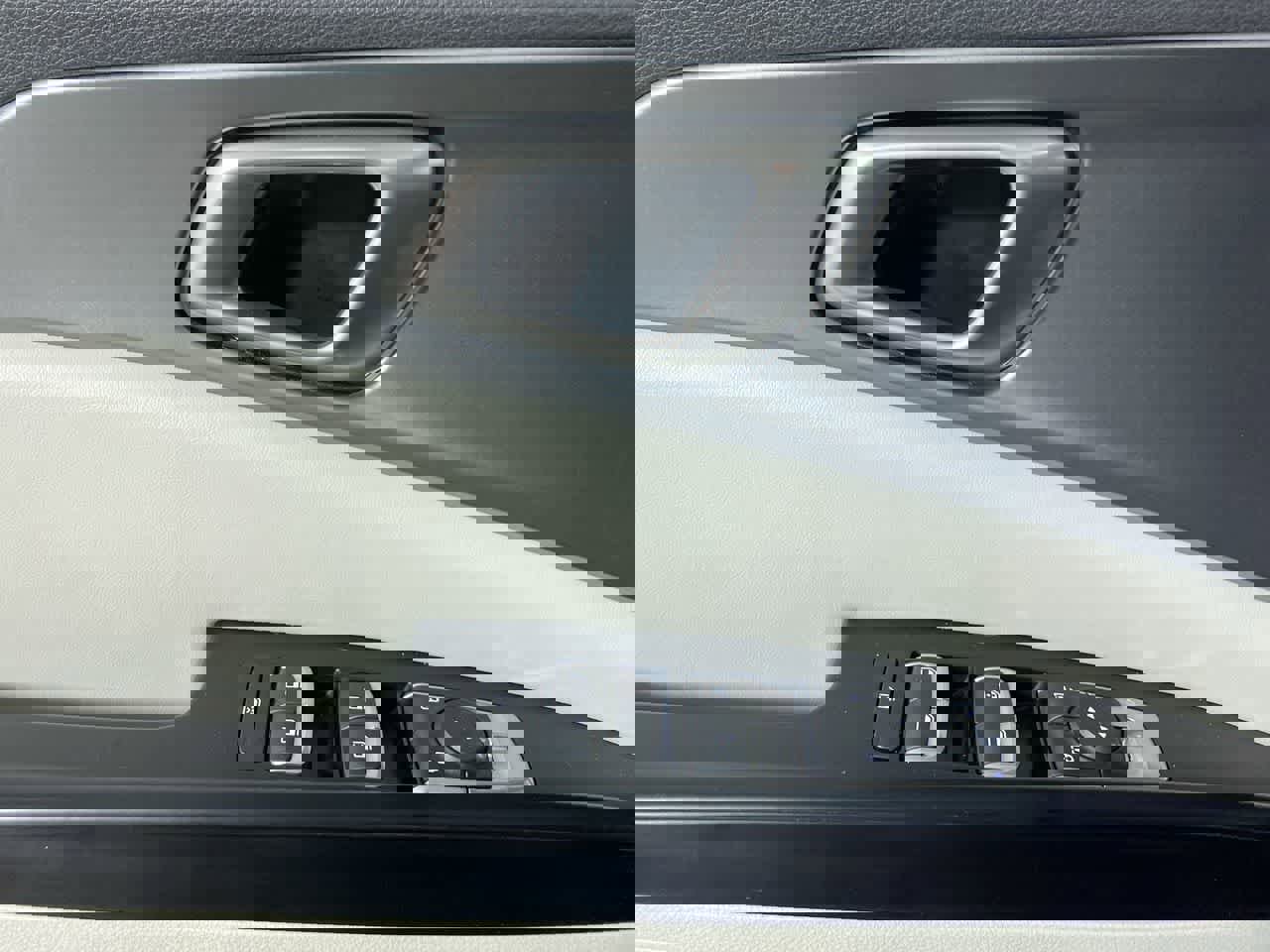 Used 2024 Kia Carnival LX image 19