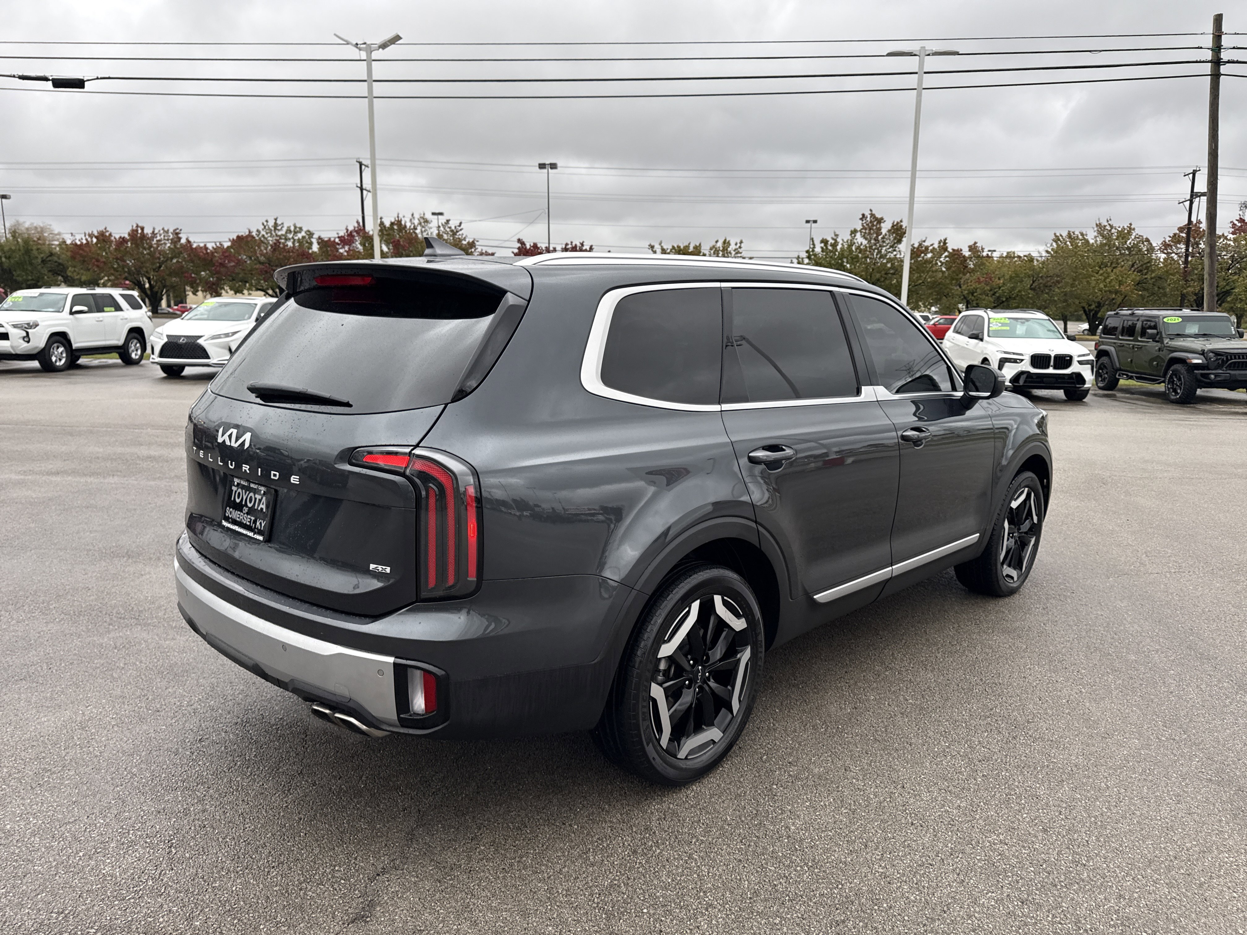 Used 2023 Kia Telluride EX w/ EX Captain's Chair Package image 3