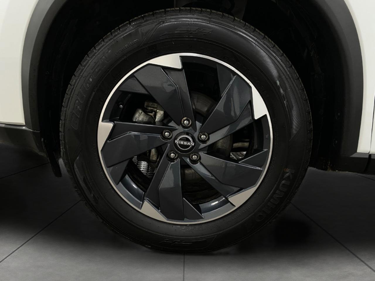 Used 2025 Nissan Rogue SV image 12