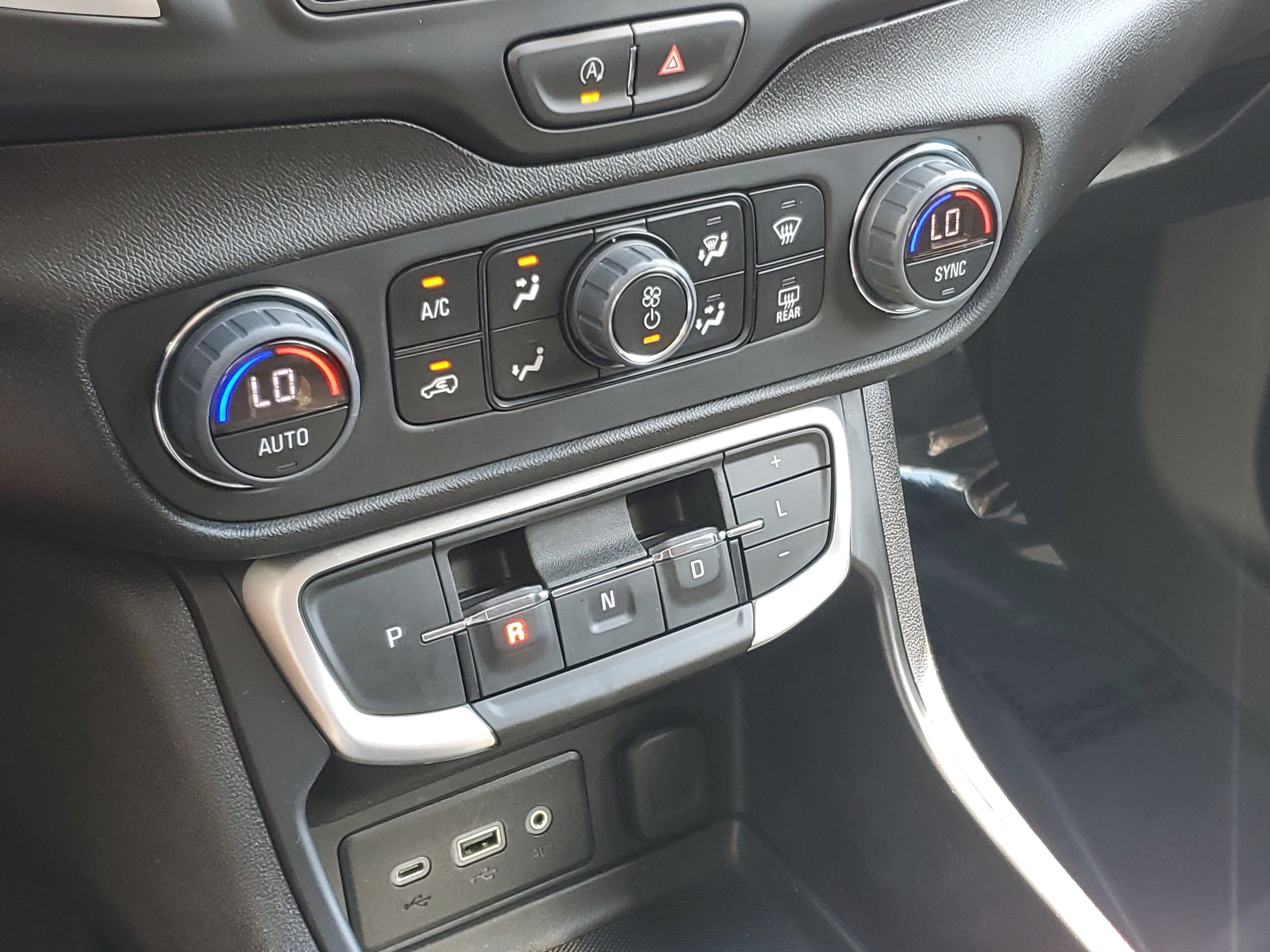 Used 2024 GMC Terrain SLE w/ Driver Convenience Package FWD image 29