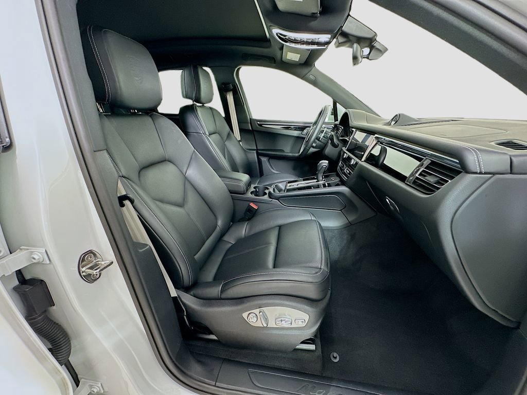 New 2025 Porsche Macan image 30