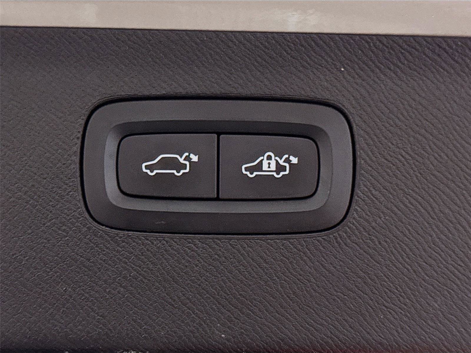 Used 2017 Volvo XC90 T6 Momentum w/ Vision Package image 21