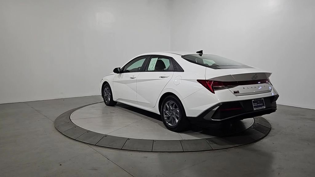 Certified 2025 Hyundai Elantra Blue FWD image 3