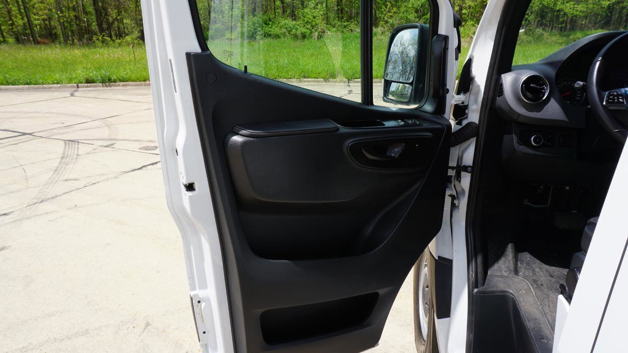 Used 2025 Mercedes-Benz Sprinter 2500 image 32