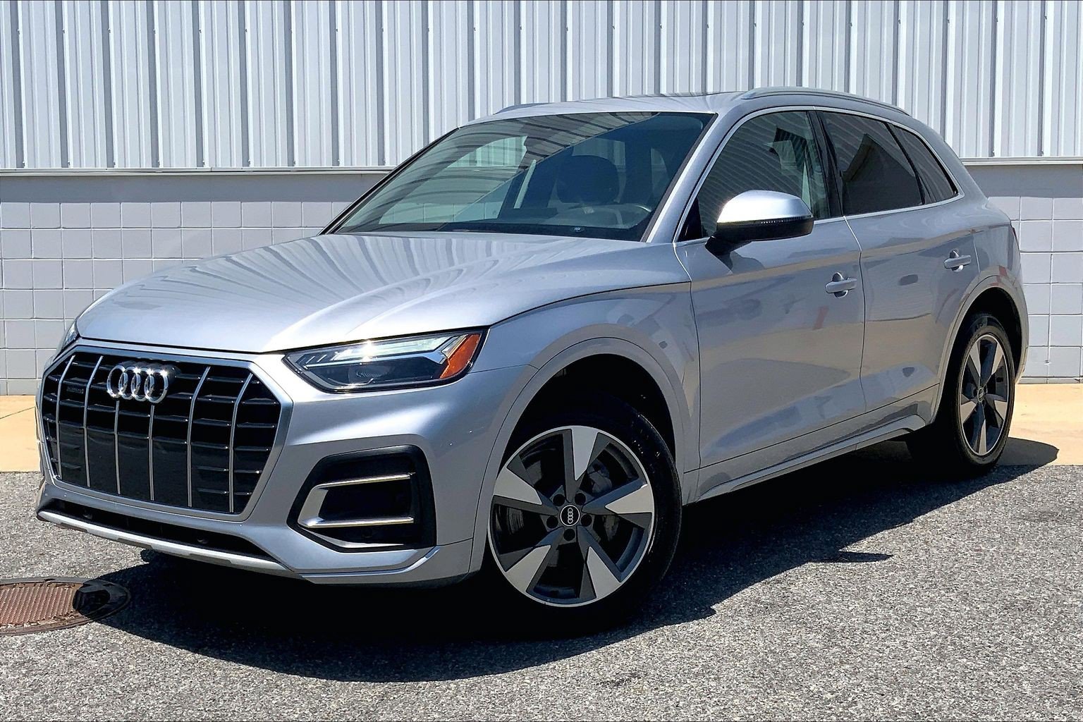 Used 2023 Audi Q5 2.0T Premium w/ Convenience Package AWD/4WD image 2