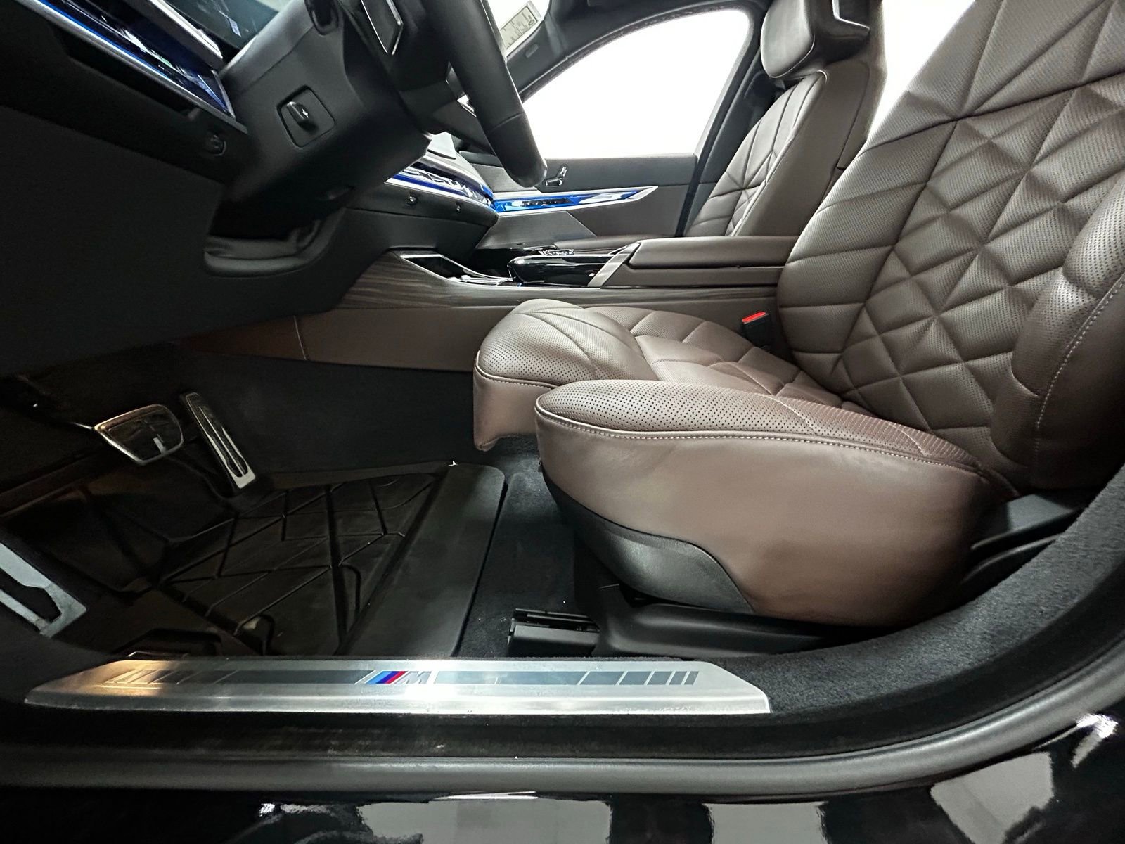 Used 2024 BMW 740i xDrive image 30