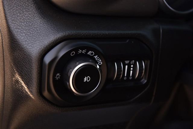 Used 2018 Jeep Wrangler Unlimited Sahara w/ Uconnect 4C Nav & Sound Group image 10