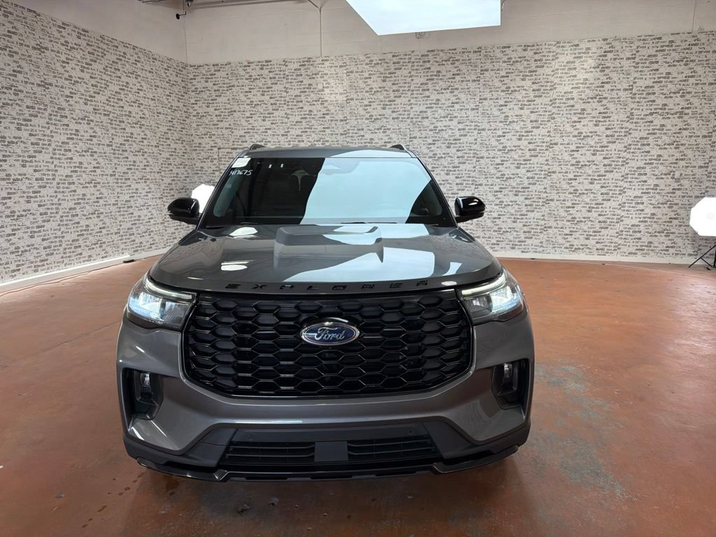 Used 2025 Ford Explorer ST-Line w/ ST-Line Street Pack AWD/4WD image 2