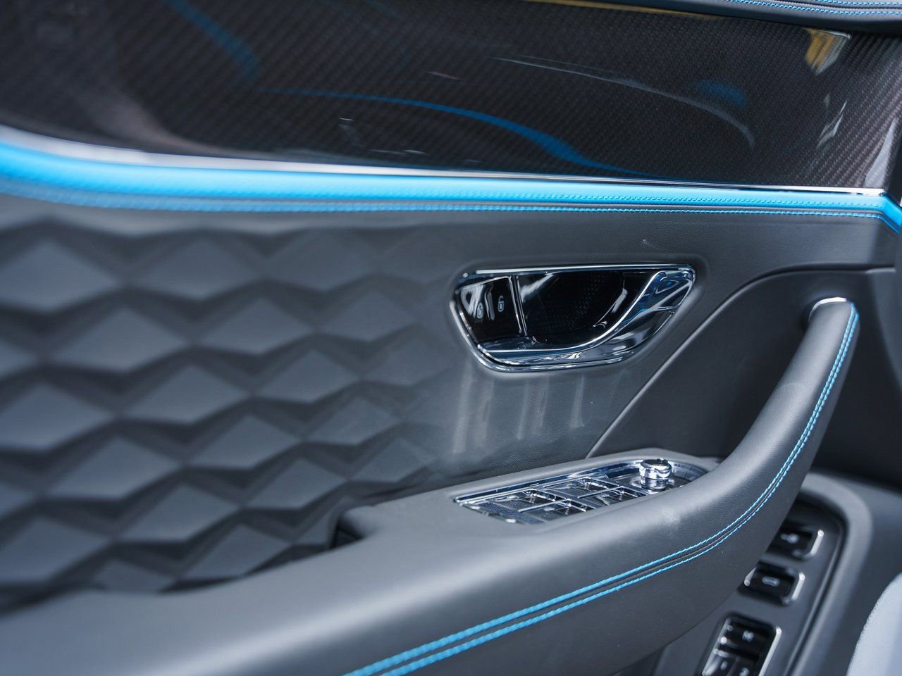 Used 2025 Bentley Flying Spur Plug-In Hybrid image 9