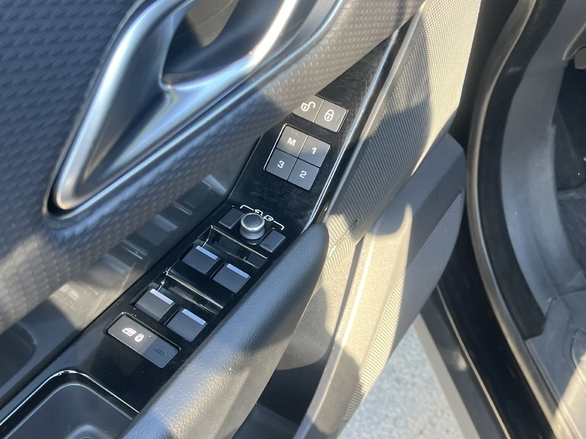 Used 2019 Land Rover Range Rover Velar S AWD/4WD image 15