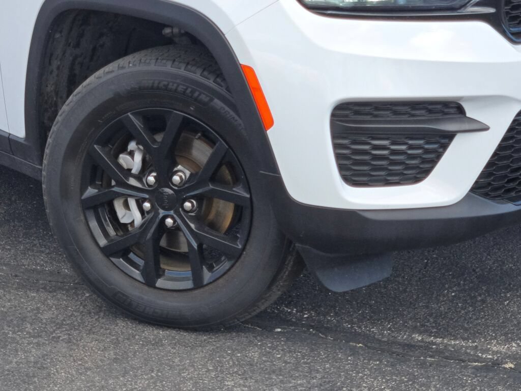 Used 2024 Jeep Grand Cherokee Altitude RWD image 3