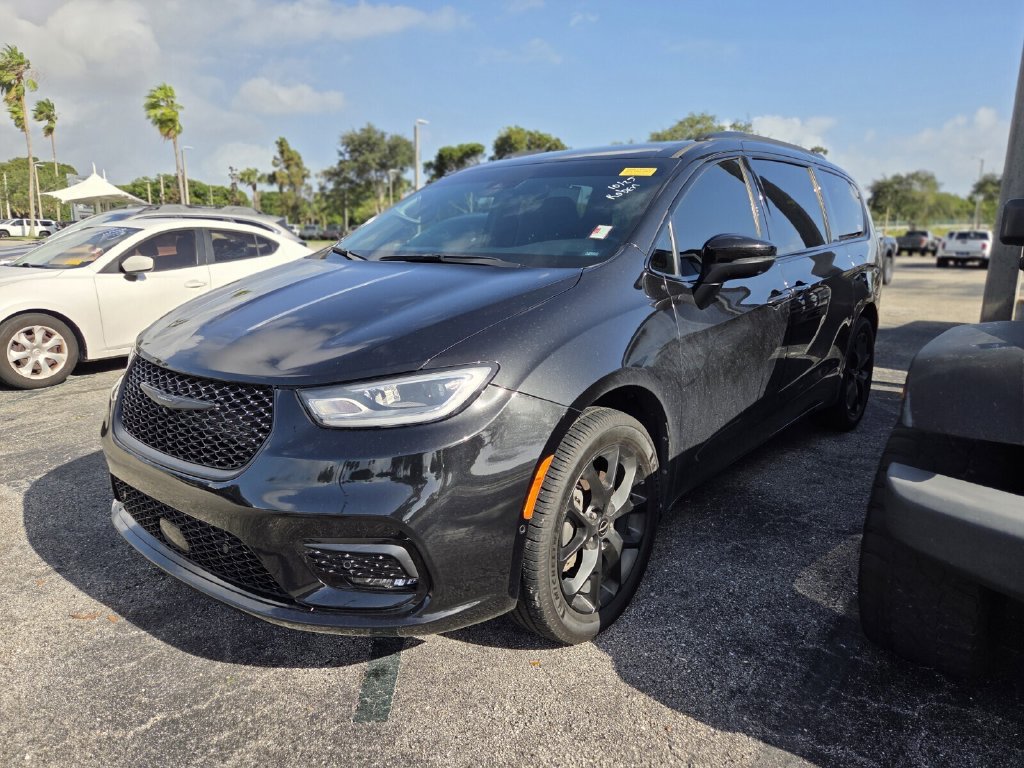 Used 2023 Chrysler Pacifica Touring-L w/ S Appearance Package AWD/4WD image 3