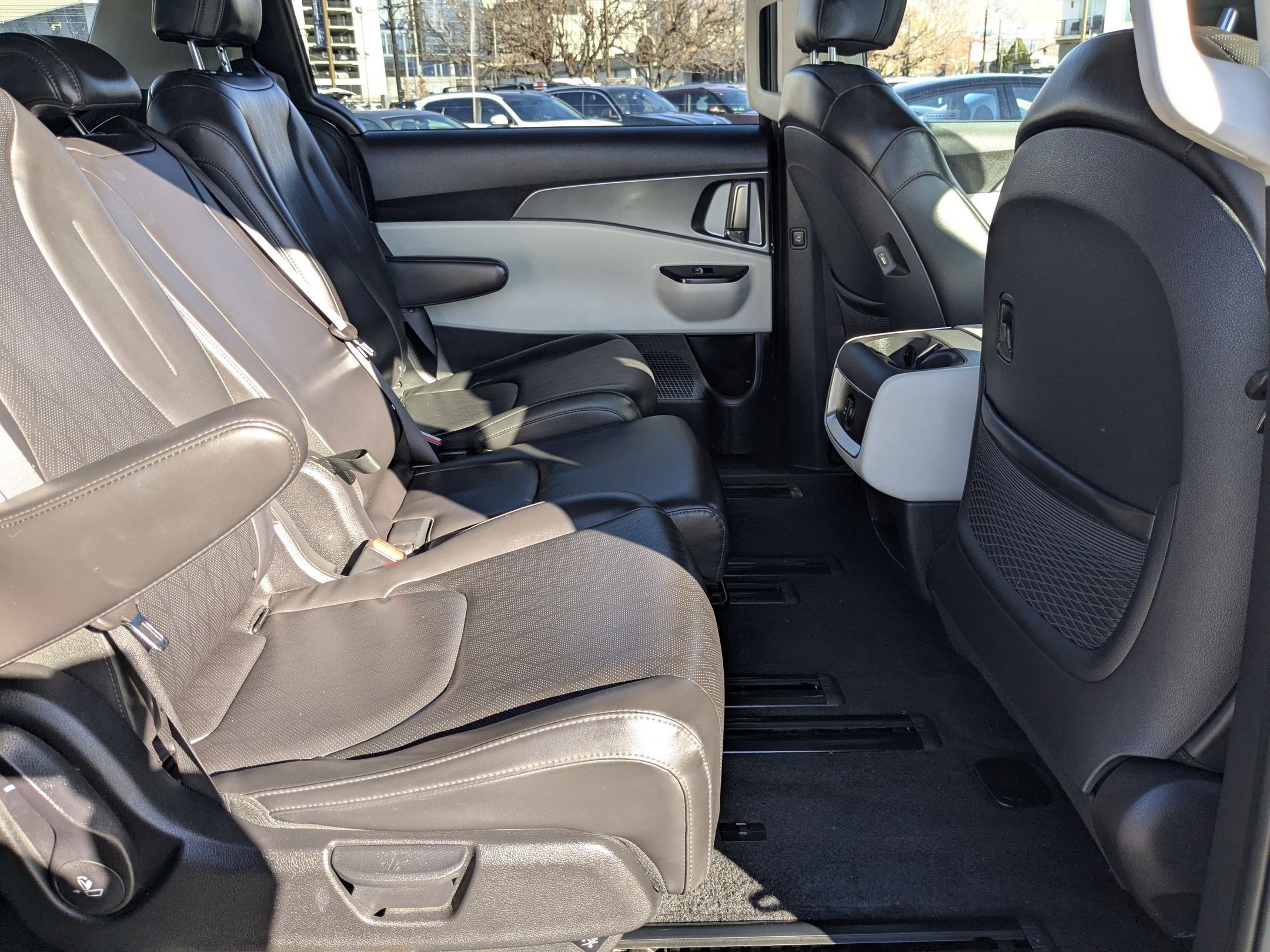 Used 2024 Kia Carnival LX image 30