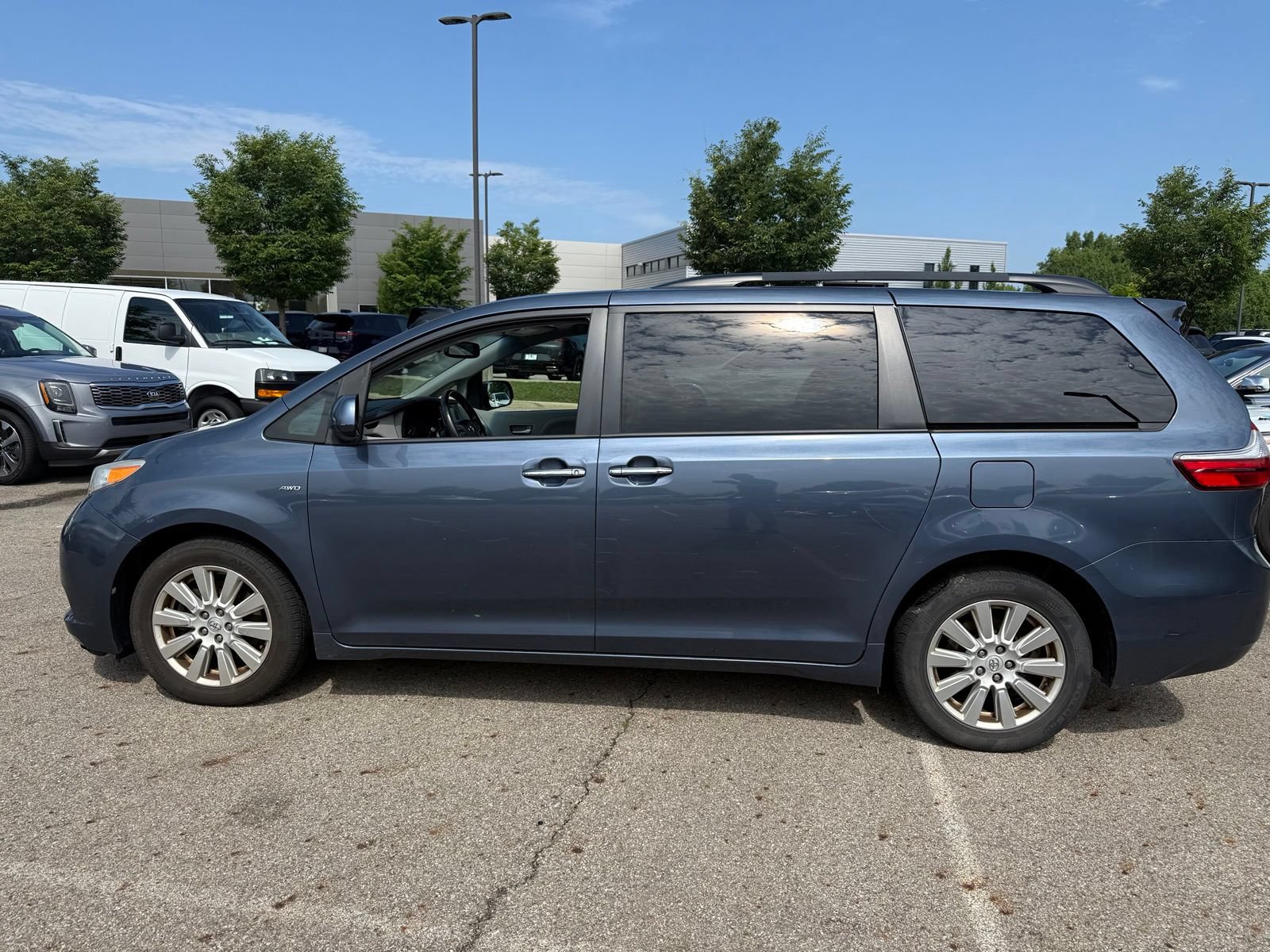 Used 2017 Toyota Sienna XLE Premium AWD/4WD image 8