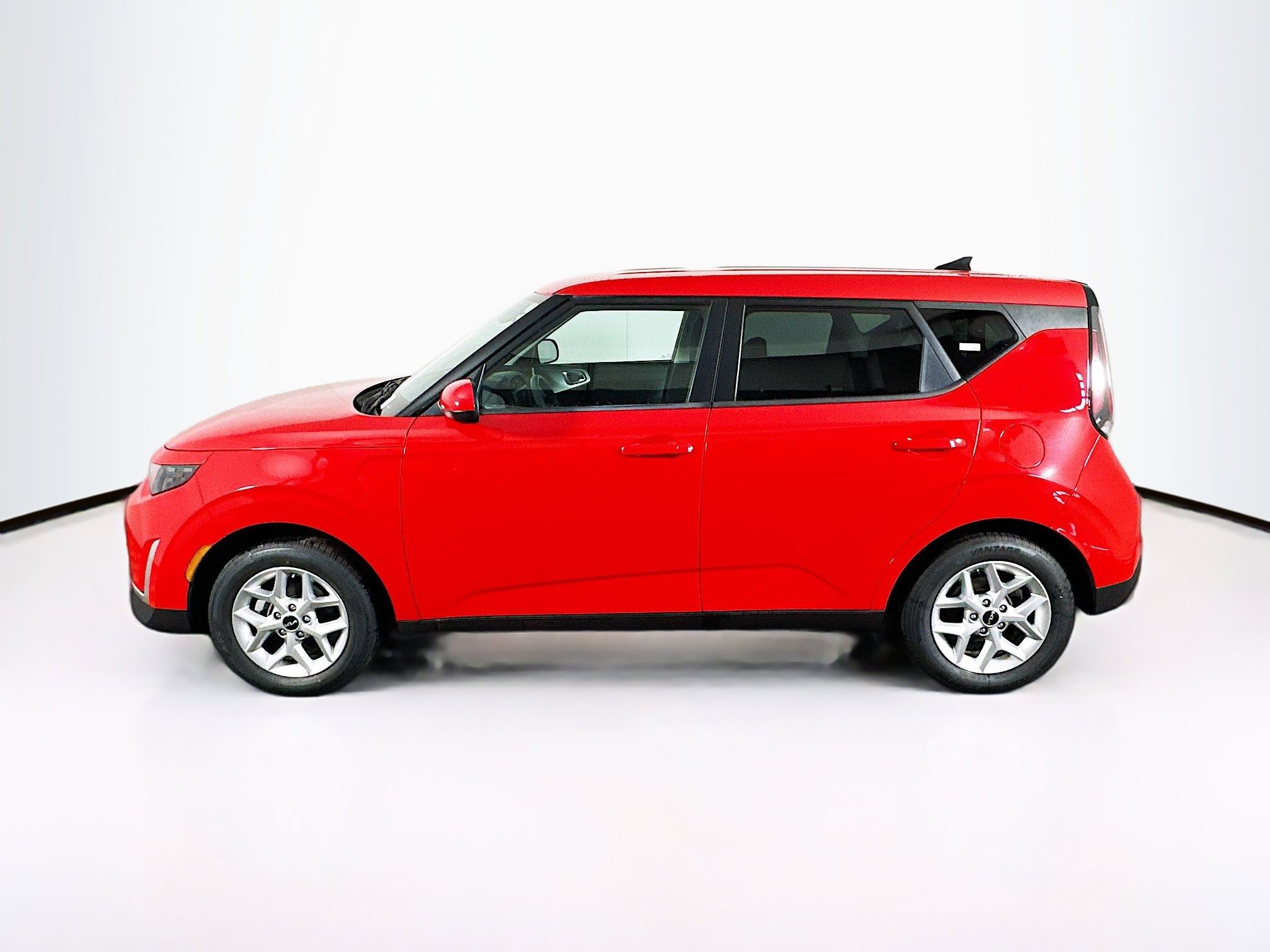 Used 2025 Kia Soul LX w/ LX Technology Package image 4
