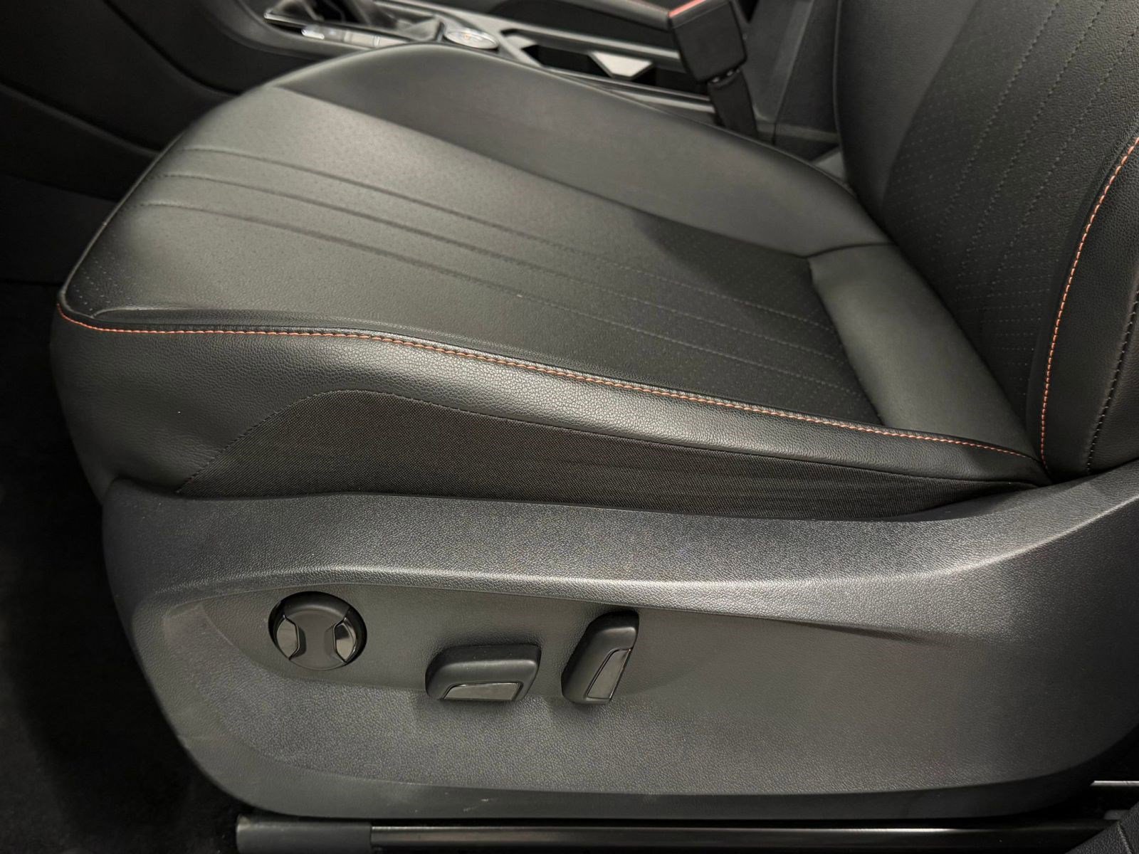 Used 2024 Volkswagen Tiguan Wolfsburg Edition image 10