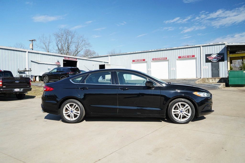 Used 2018 Ford Fusion SE w/ Fusion SE Technology Package image 3