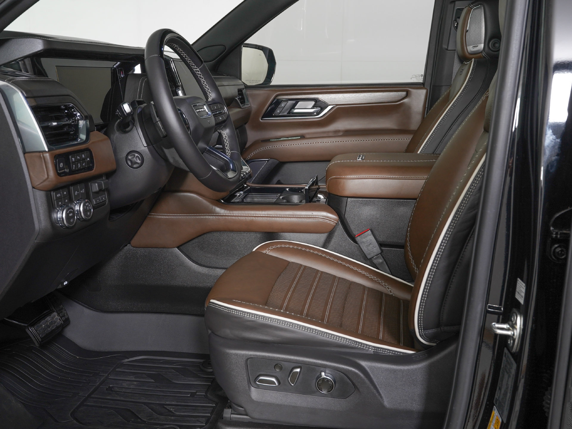 Used 2026 GMC Yukon Denali Ultimate w/ LPO, Floor Liner Package AWD/4WD image 17