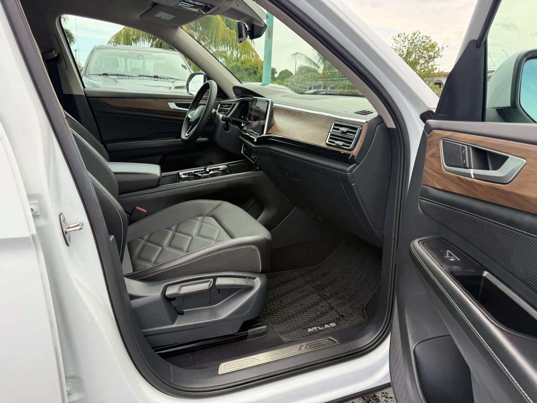 Used 2024 Volkswagen Atlas SE FWD image 25